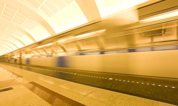 Gyllene sätt att flytta tåg i rörelse — Stockfoto