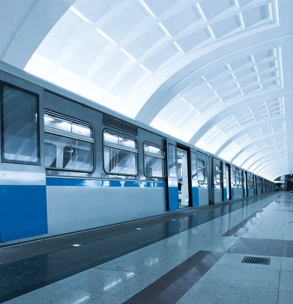 Nuevo tren contemporáneo en la estación de metro — Foto de Stock