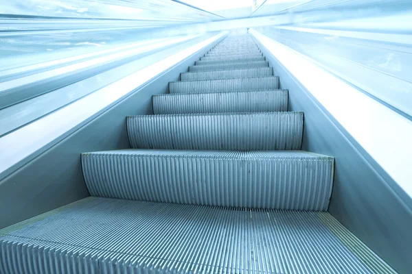 Escalera mecánica azul en movimiento — Foto de Stock