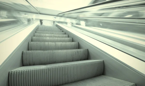 Vista angular a los pasos verdes modernos de las escaleras mecánicas de negocios en movimiento — Foto de Stock