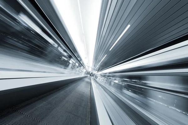 Grå metall flyttning långt, rulltrappan på flygplats — Stockfoto