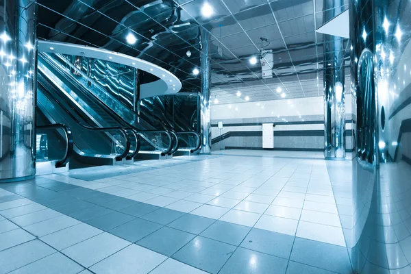 Passage d'affaires et escaliers mécaniques à l'aéroport — Photo