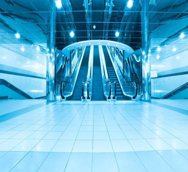 机场的商务通道和自动扶梯 — 图库照片