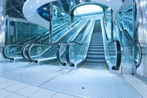 Współczesny ruchome schody schody ruchome wewnątrz hali biznes niebieski — Zdjęcie stockowe