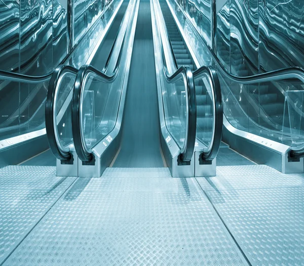 Escaleras mecánicas móviles contemporáneas dentro de la sala azul de negocios —  Fotos de Stock