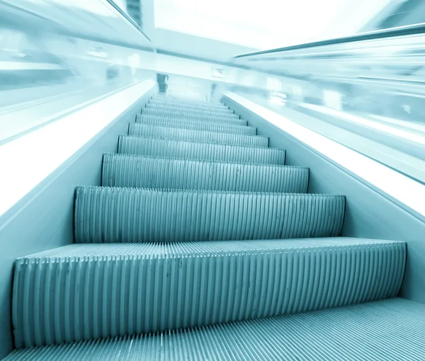Blauwe moderne roltrap in het Bedrijfscentrum — Stockfoto