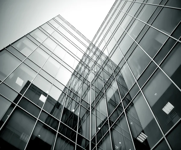 黑色质地的玻璃透明摩天大楼在晚上 — 图库照片