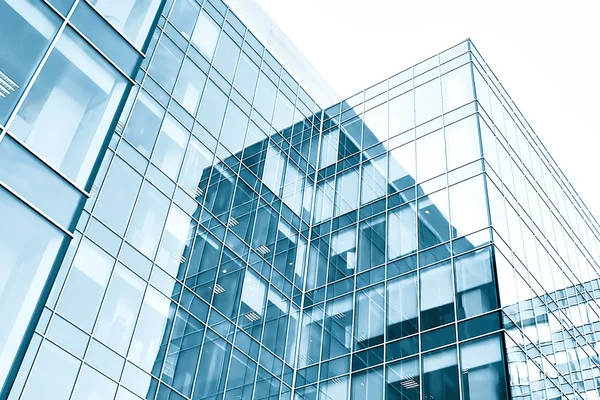 Vista de ángulo bajo a edificios de vidrio ligero del centro de negocios — Foto de Stock