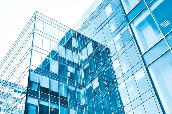 Baixo ângulo de visão para edifícios de vidro de luz do centro de negócios — Fotografia de Stock