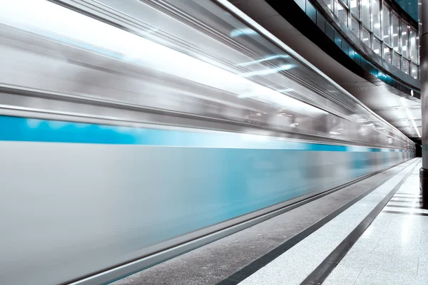 Blauwe snelle trein in beweging — Stockfoto