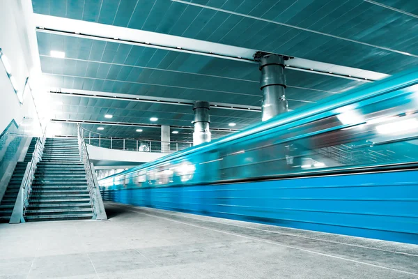 Blauwe verdwijnende rijdende trein met trap — Stockfoto