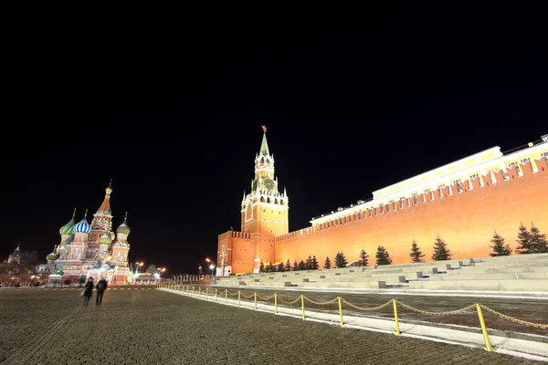 Spasskij Tower a Vasila katedrála na Rudém náměstí v noci — Stock fotografie