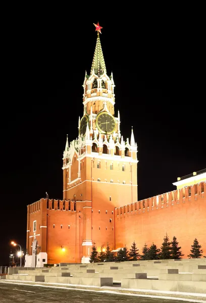 Torre Spassky en la Plaza Roja por la noche en Moscú, Rusia — Foto de Stock