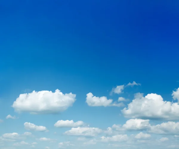 在蓝蓝的天空稀疏云 — 图库照片
