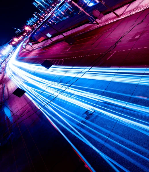 Nachtverkehr auf städtischen Straßen — Stockfoto
