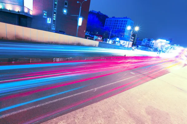 Nacht verkeer door het centrum van de hedendaagse — Stockfoto