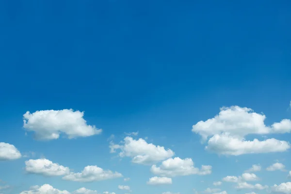 Красивые редкие облака в голубом небе — стоковое фото