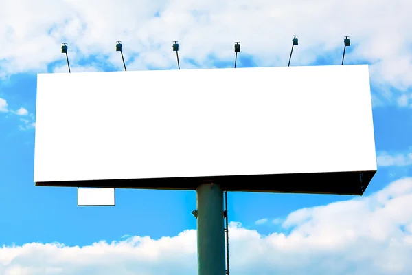 Κενό μεγάλη πινακίδα πάνω από το μπλε συννεφιασμένο ουρανό — Φωτογραφία Αρχείου
