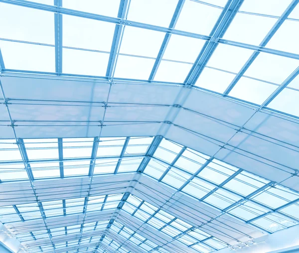 Modrý průhledný strop uvnitř moderní letiště — Stock fotografie