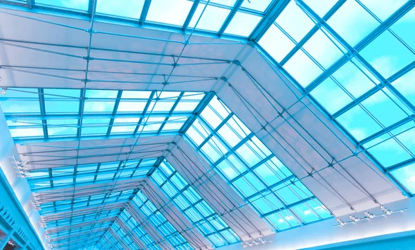 Прозрачный потолок внутри современного здания — стоковое фото