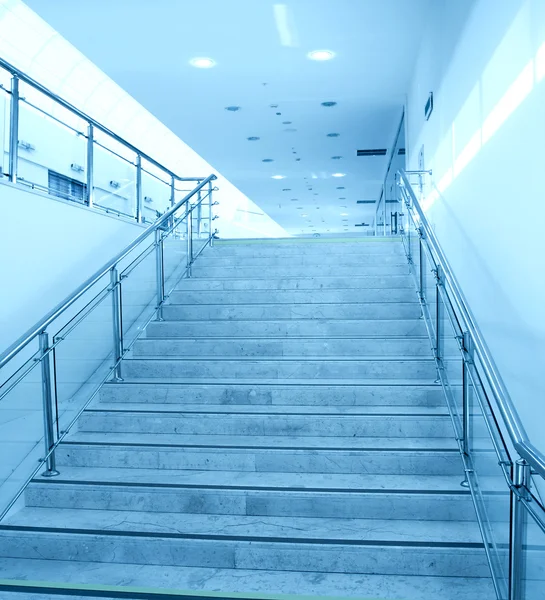 Escadaria contemporânea iluminada salão espaçoso interior — Fotografia de Stock