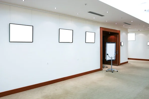 Σύγχρονη αίθουσα με άσπρα πλακάτ — Φωτογραφία Αρχείου