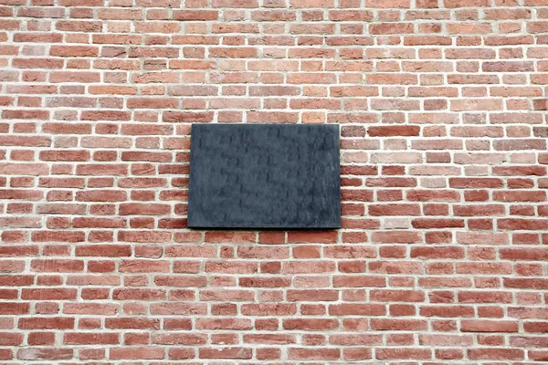 Черный чистый мрамор вывеска крупным планом над стеной — стоковое фото