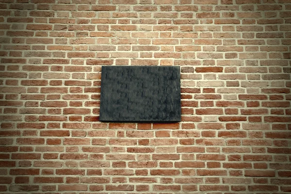 Duvarın üzerinden boş siyah mermer tabela yakın çekim — Stok fotoğraf