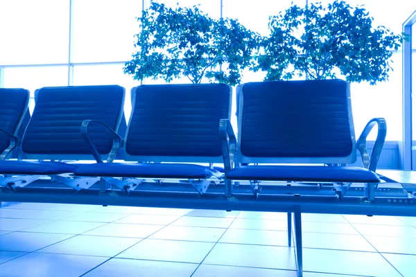 Современный синий зал с местами в аэропорту — стоковое фото
