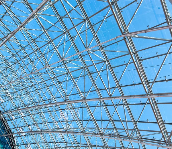 Прозрачный потолок внутри современного аэропорта — стоковое фото