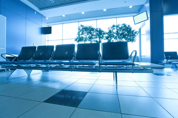 공항에 좌석 이 있는 동시대의 파란색 라운지 — 스톡 사진