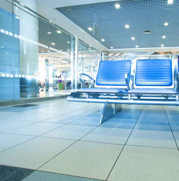 Zeitgenössische blaue Lounge mit Sitzplätzen im Flughafen — Stockfoto