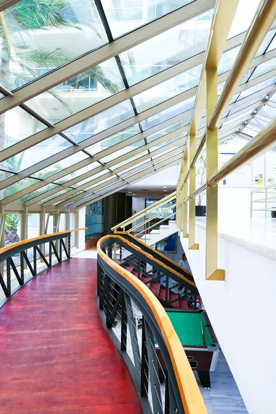 Hedendaagse architectuur van glas in lange gouden hotel corrid — Stockfoto