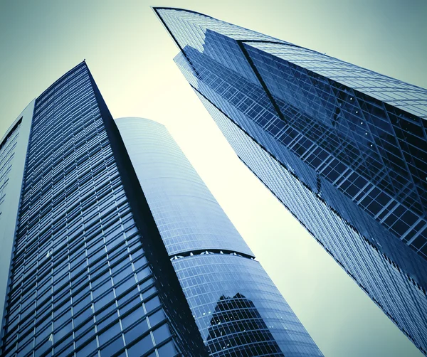 巨大な高層ビル高層ビルのファサード — ストック写真