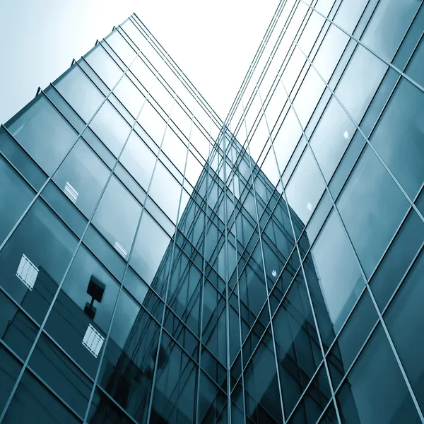 Vista prospectiva para novos arranha-céus de edifícios modernos — Fotografia de Stock