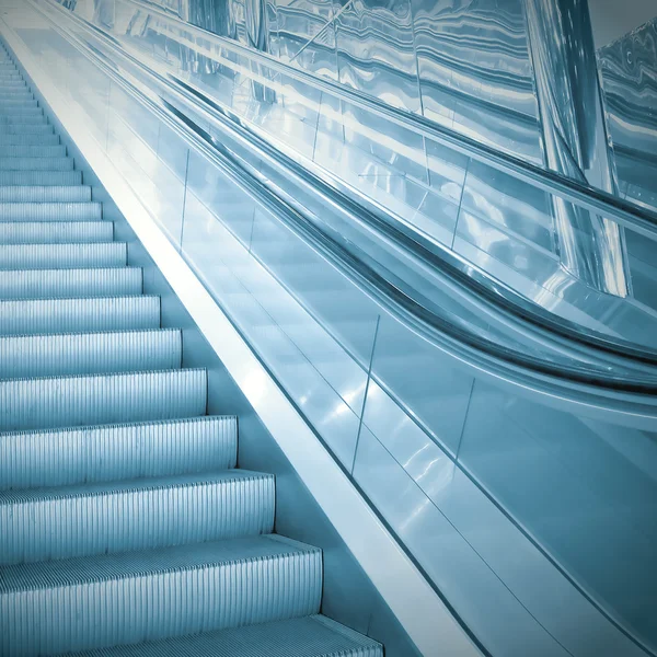 Pohyblivý eskalátor v letiště — Stock fotografie