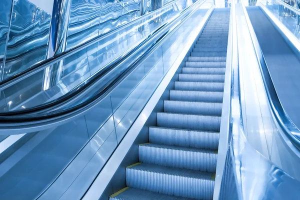 Эскалатор движения в аэропорту — стоковое фото