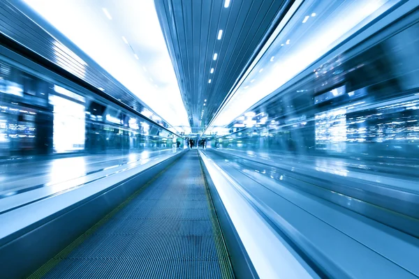 Niebieski ruchu firmy przejścia, schody ruchome na lotnisku — Zdjęcie stockowe