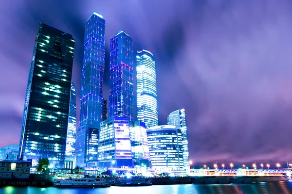 Panoramautsikt över stadsbilden verksamhet belysta skyskrapor — Stockfoto