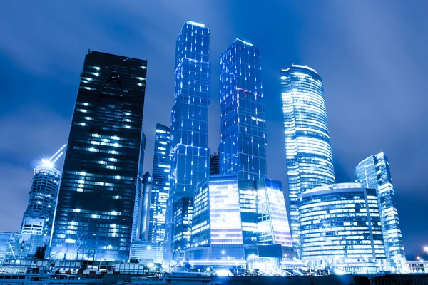 Perspectiva de los rascacielos de cristal de gran altura de la ciudad de Moscú b — Foto de Stock