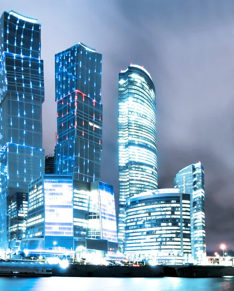 Perspektivní pohled na sklo výškové mrakodrapů Moskva city obchodních cen — Stock fotografie