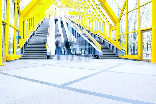 Perspektivy schodiště uvnitř žlutá chodba — Stock fotografie