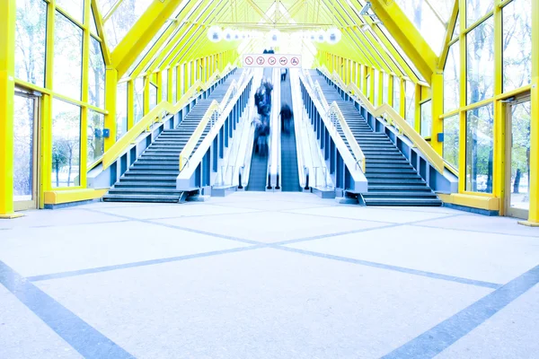 Perspektif merdiven sarı koridor içinde — Stok fotoğraf