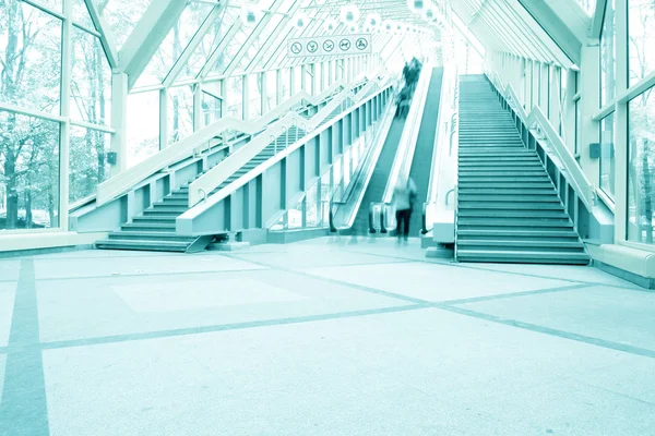 Blå moderna rulltrappa i businesscenter — Stockfoto