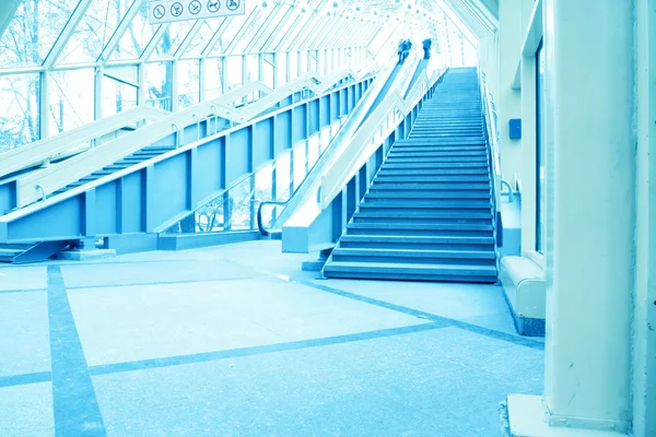 蓝色现代自动扶梯在商务中心 — 图库照片