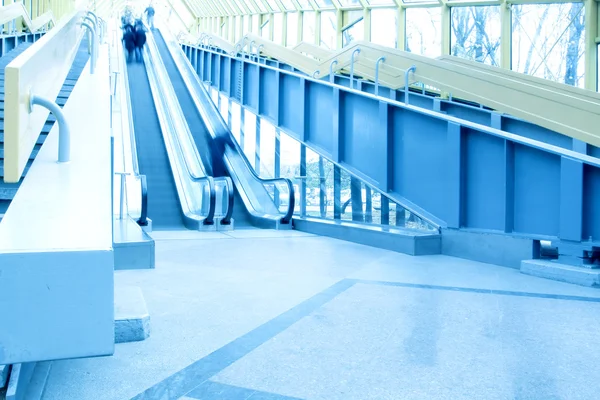 Blå moderna rulltrappa i businesscenter — Stockfoto