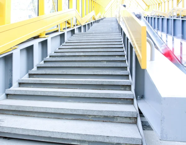 노란색 복도 내부 관점 계단 — 스톡 사진