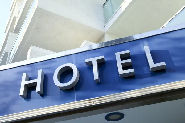 Fachada azul claro do novo hotel moderno — Fotografia de Stock
