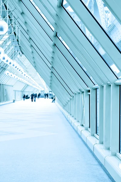 Современный коридор аэропорта — стоковое фото