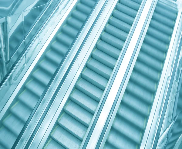 Escalones angulares de escaleras mecánicas de negocios en movimiento — Foto de Stock